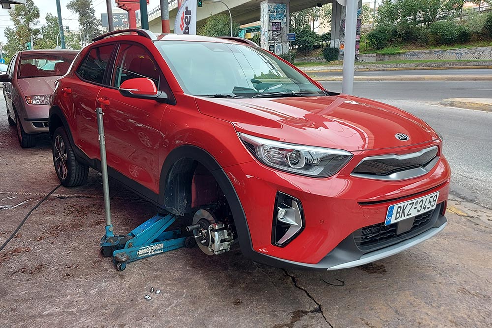 https://autogreeknews.gr/wp-content/uploads/2025/01/tire-change.jpg