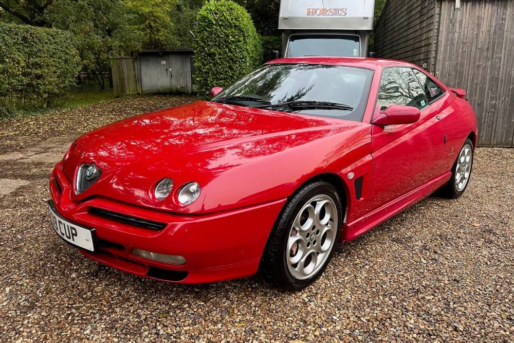 https://autogreeknews.gr/wp-content/uploads/2025/02/2001-alfa-romeo-gtv-6717a5cb19d12.jpg