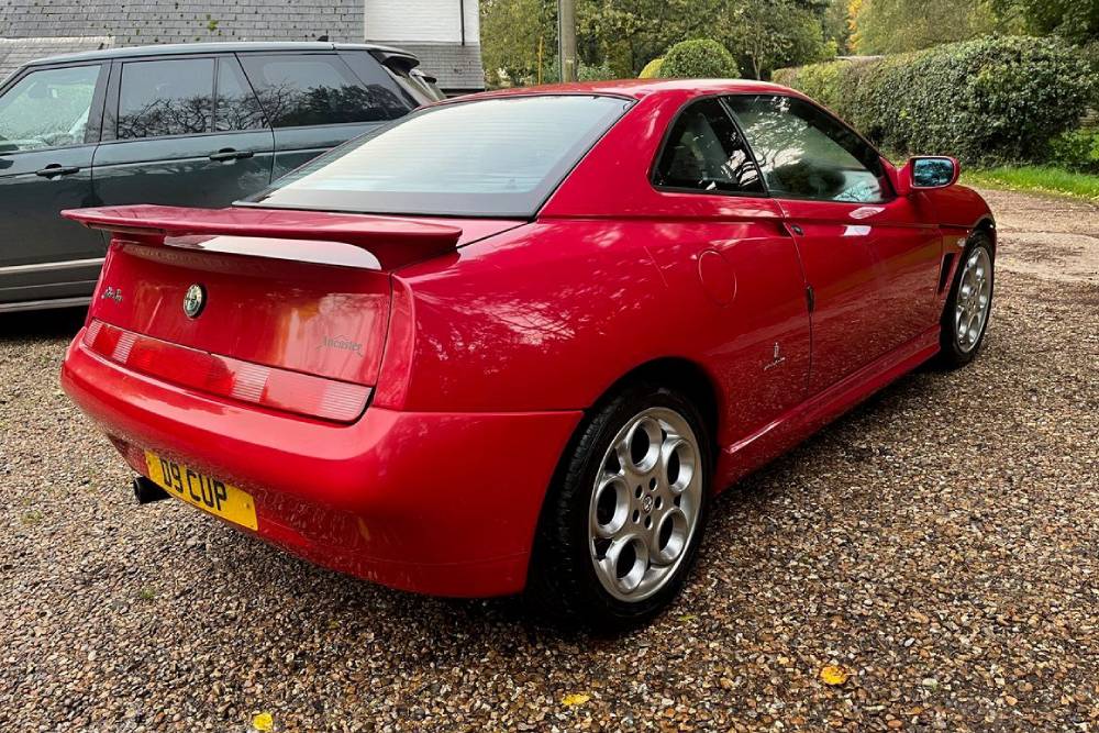 https://autogreeknews.gr/wp-content/uploads/2025/02/2001-alfa-romeo-gtv-6717a5cb1b4f6.jpg