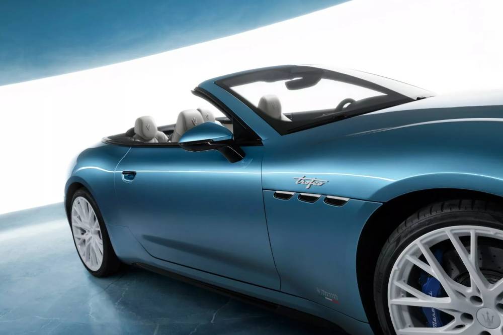 https://autogreeknews.gr/wp-content/uploads/2025/02/2025-Maserati-GranCabrio-ICE-0220-105-2048x1536-1.jpg