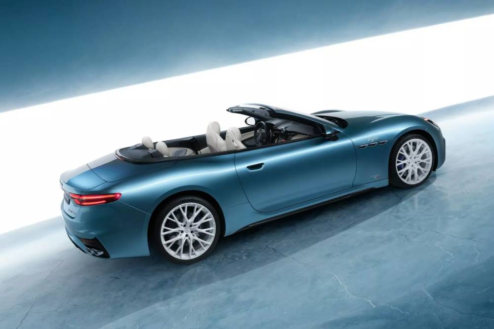 https://autogreeknews.gr/wp-content/uploads/2025/02/2025-Maserati-GranCabrio-ICE-0220-107-2048x1536-1.jpg