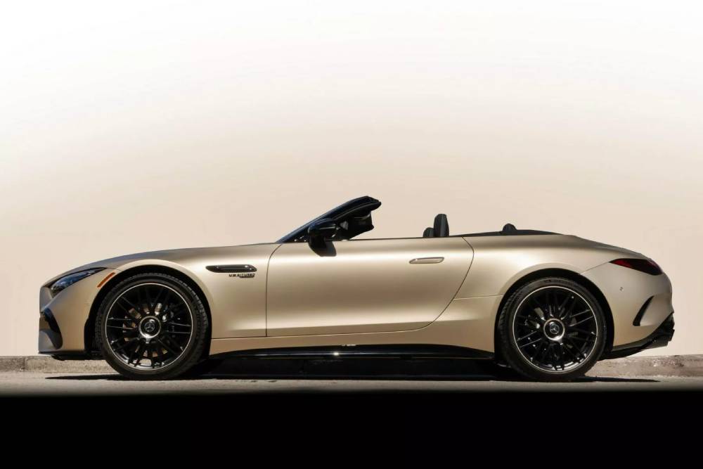 https://autogreeknews.gr/wp-content/uploads/2025/02/2025-Mercedes-AMG-SL-63-Manufaktur-Golden-Coast-2-.jpg