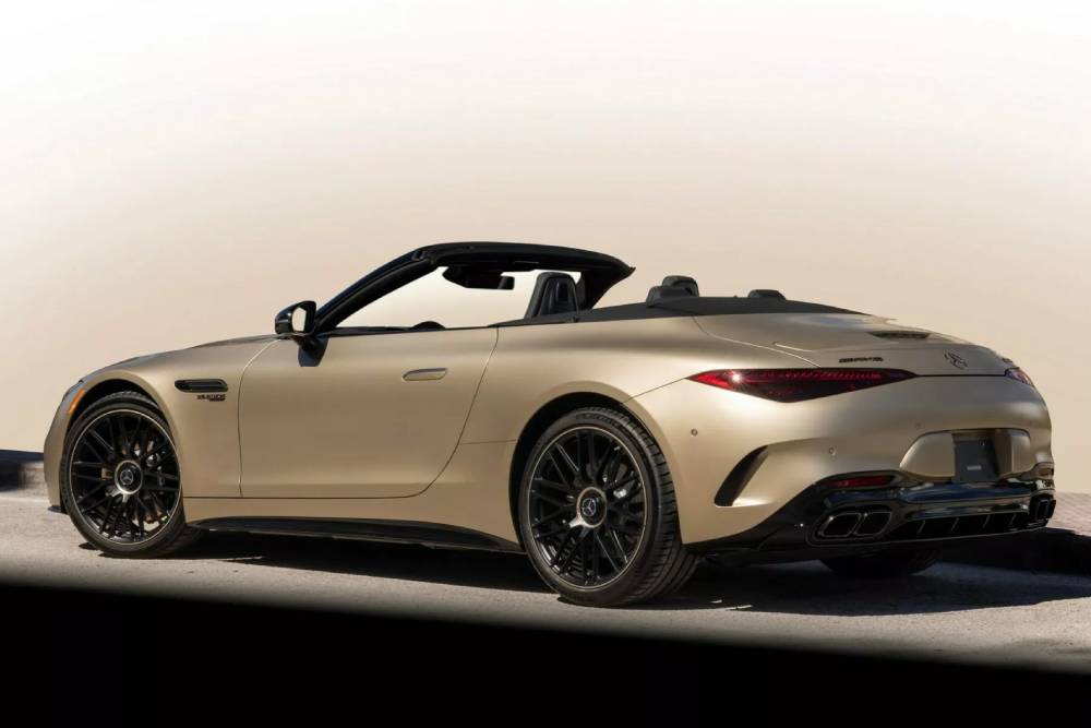 https://autogreeknews.gr/wp-content/uploads/2025/02/2025-Mercedes-AMG-SL-63-Manufaktur-Golden-Coast-3-.jpg