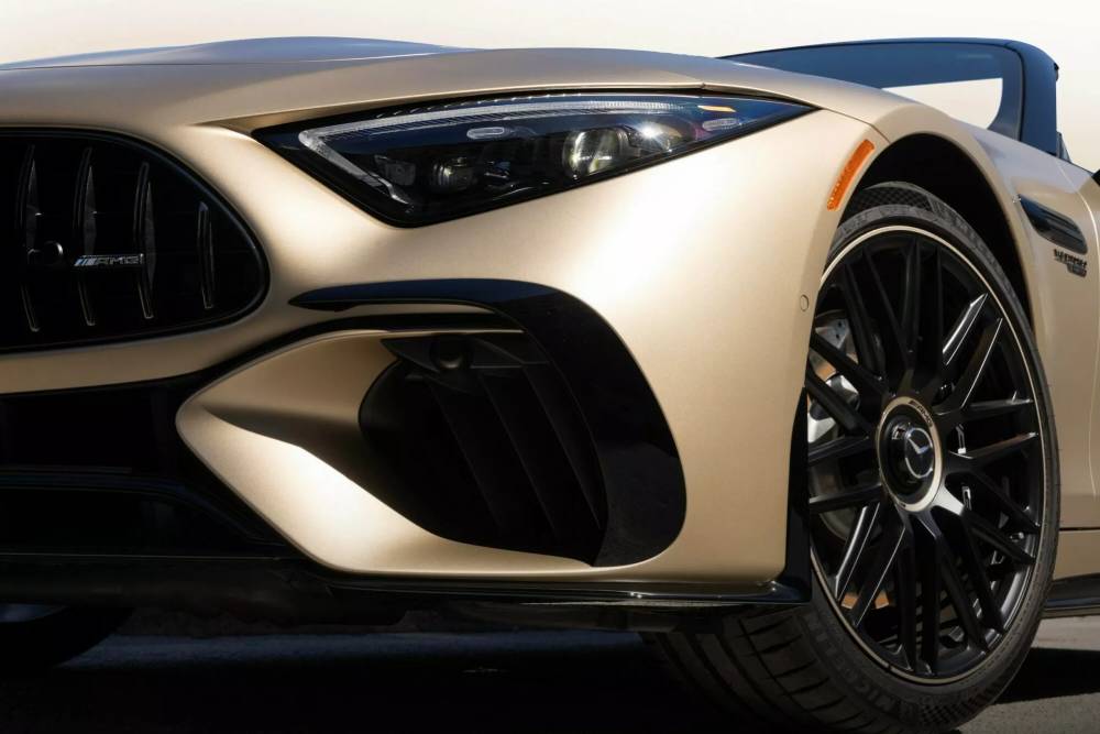 https://autogreeknews.gr/wp-content/uploads/2025/02/2025-Mercedes-AMG-SL-63-Manufaktur-Golden-Coast-4-.jpg