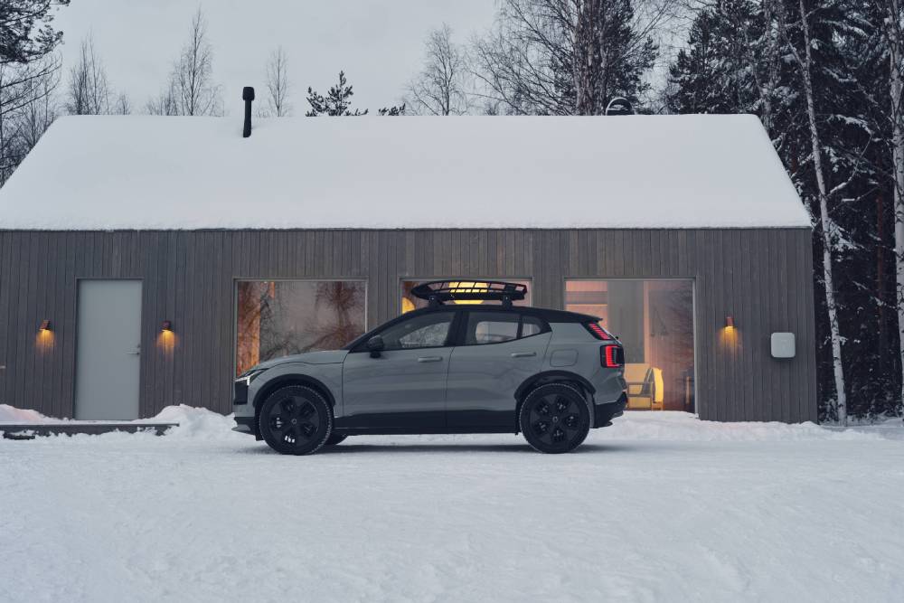 https://autogreeknews.gr/wp-content/uploads/2025/02/339530_Volvo_EX30_Cross_Country_with_Swedish_winter_cabin.jpg