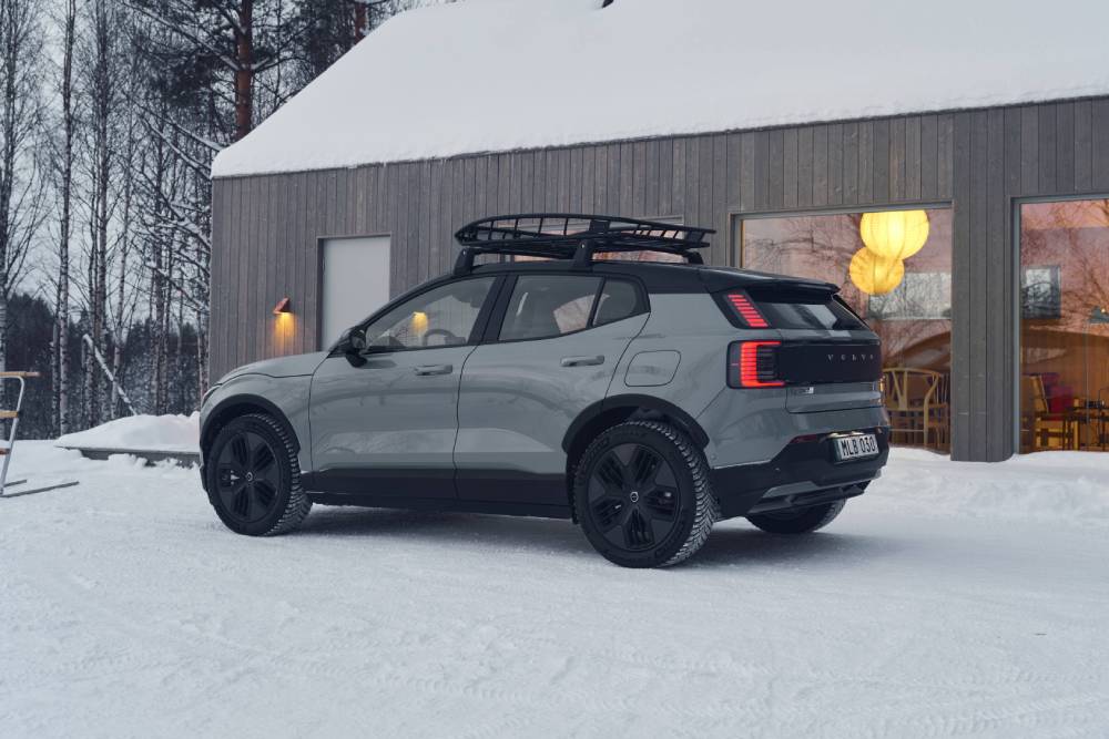 https://autogreeknews.gr/wp-content/uploads/2025/02/339531_Volvo_EX30_Cross_Country_with_Swedish_winter_cabin.jpg