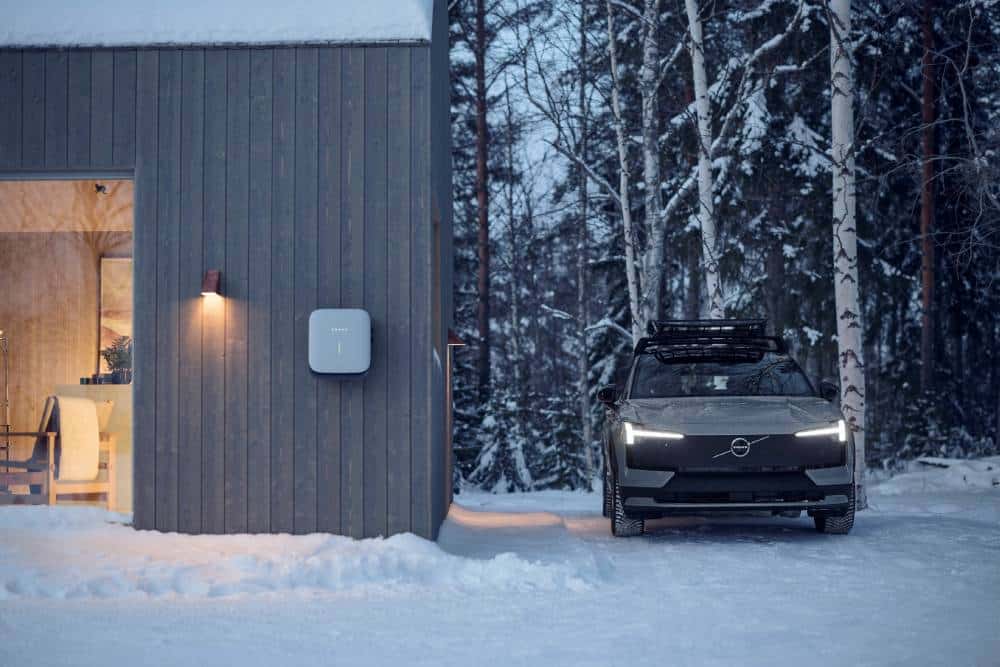 https://autogreeknews.gr/wp-content/uploads/2025/02/339533_Volvo_EX30_Cross_Country_with_Swedish_winter_cabin.jpg