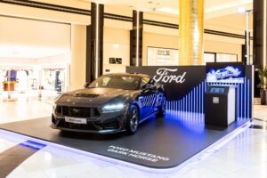 Ford Mustang Dark Horse Golden Hall (1)