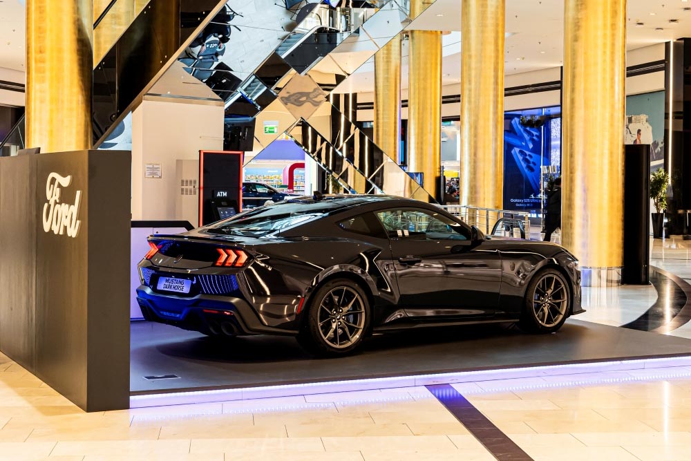 https://autogreeknews.gr/wp-content/uploads/2025/02/Ford-Mustang-Dark-Horse-Golden-Hall-10.jpg