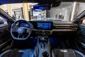 Ford Mustang Dark Horse Golden Hall (2)