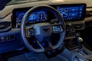 Ford Mustang Dark Horse Golden Hall (3)