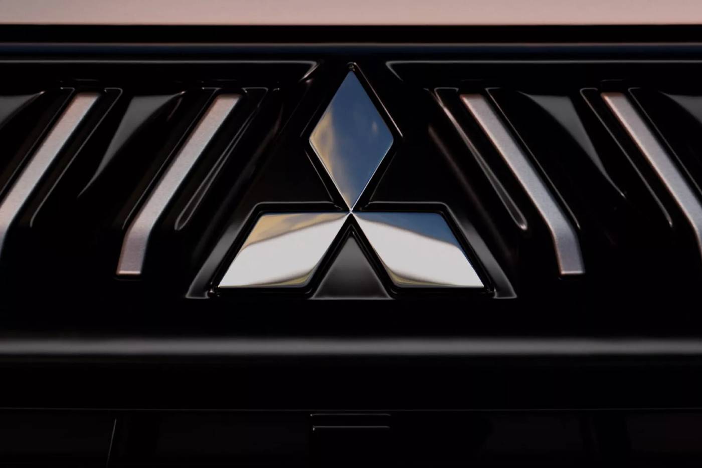 https://autogreeknews.gr/wp-content/uploads/2025/02/Mitsubishi-Grandis-Teaser-1-2048x1151-1.jpg
