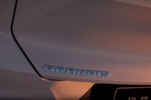 Mitsubishi-Grandis-Teaser-4-2048×1151