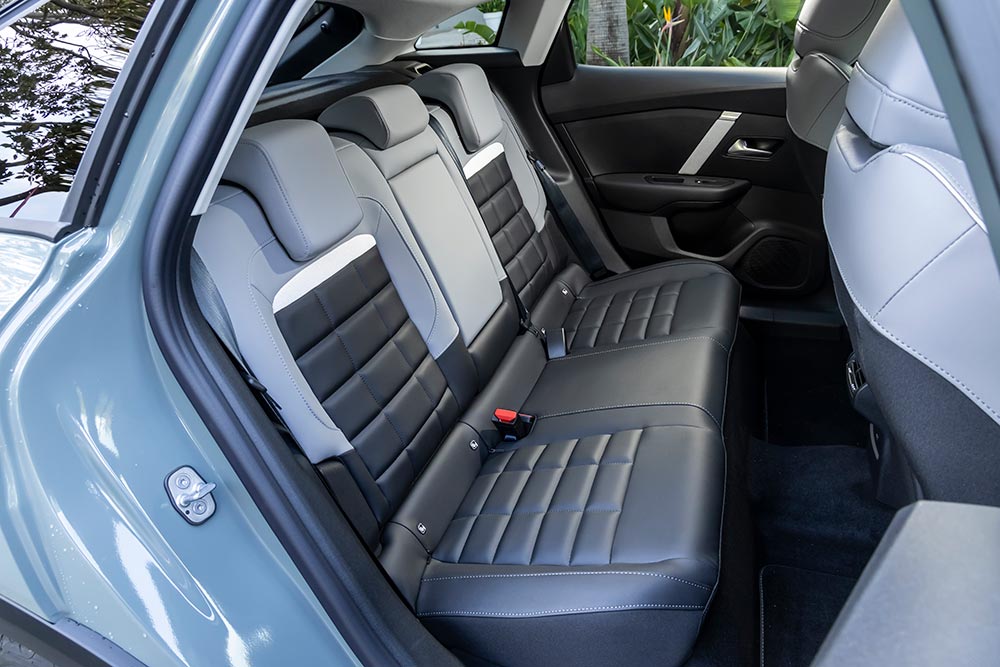 https://autogreeknews.gr/wp-content/uploads/2025/02/NEW_Citroen_C4_HYBRID_rear_seat.jpg