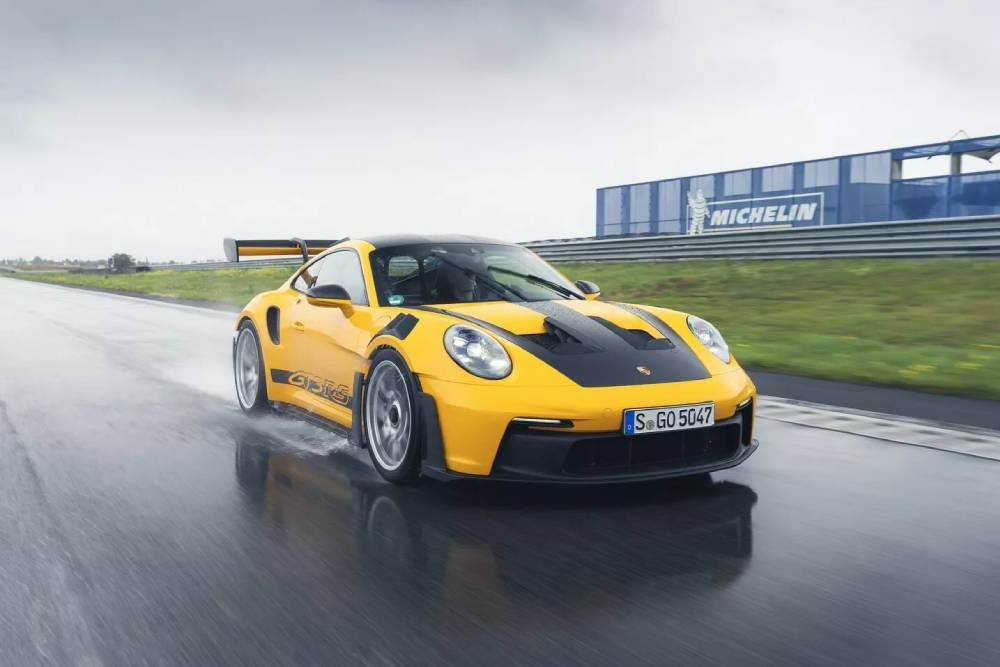 https://autogreeknews.gr/wp-content/uploads/2025/02/Porsche-911-GT3-RS-Michelin-Tires-1.jpg