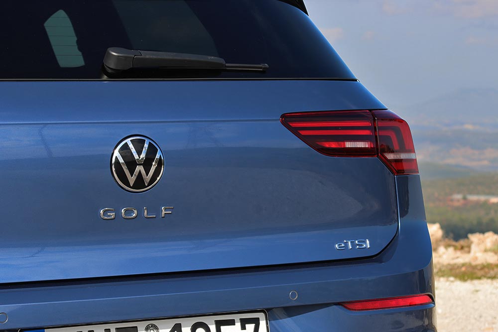 https://autogreeknews.gr/wp-content/uploads/2025/02/VW-Golf-1.5-eTSI-150-PS-DSG7-8.jpg