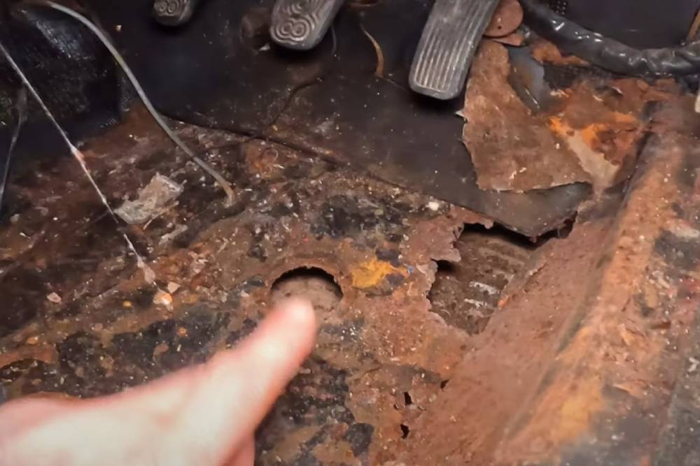 https://autogreeknews.gr/wp-content/uploads/2025/02/barn-find-hunter-explores-abandoned-farm-finds-hid-3.jpg