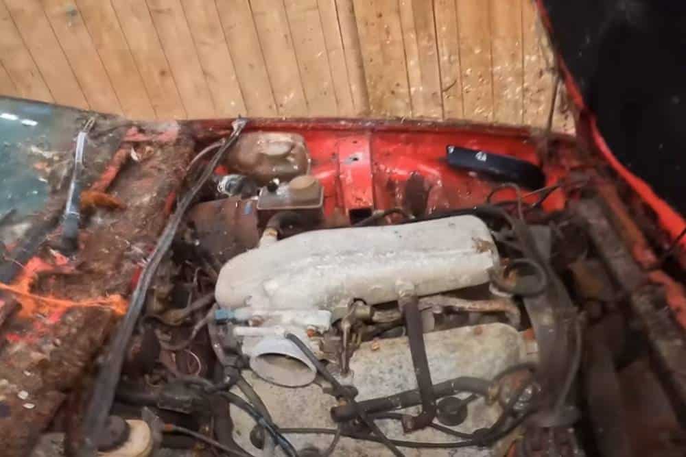 https://autogreeknews.gr/wp-content/uploads/2025/02/barn-find-hunter-explores-abandoned-farm-finds-hid-6.jpg