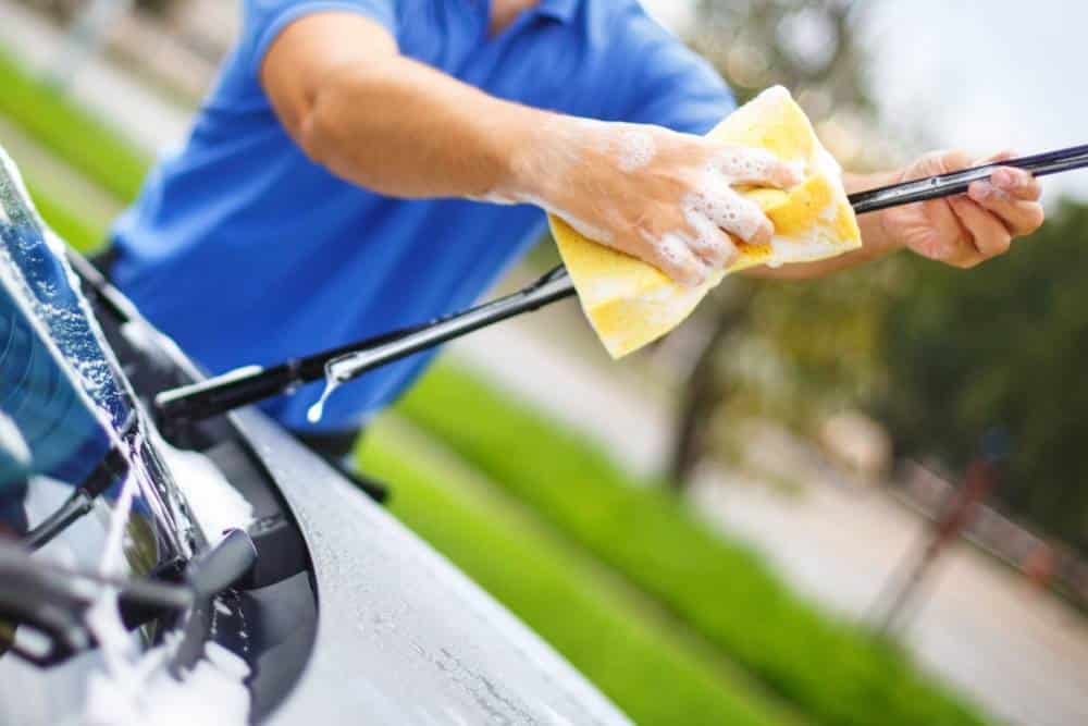 https://autogreeknews.gr/wp-content/uploads/2025/02/cleaning-windshield-wipers-02.jpg