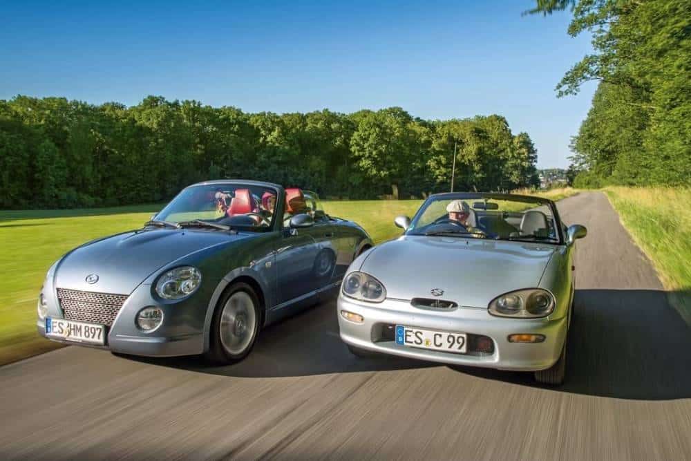 https://autogreeknews.gr/wp-content/uploads/2025/02/daihatsu-copen-vs-suzuki-cappuccino.jpg