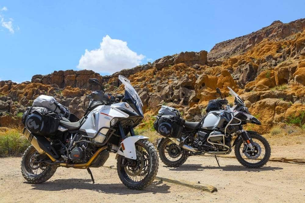 https://autogreeknews.gr/wp-content/uploads/2025/02/ktm-vs-bmw.jpg