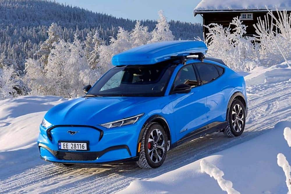 https://autogreeknews.gr/wp-content/uploads/2025/02/mustang-mach-e-snow-02.jpg
