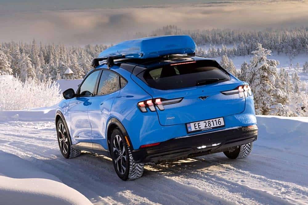 https://autogreeknews.gr/wp-content/uploads/2025/02/mustang-mach-e-snow.jpg
