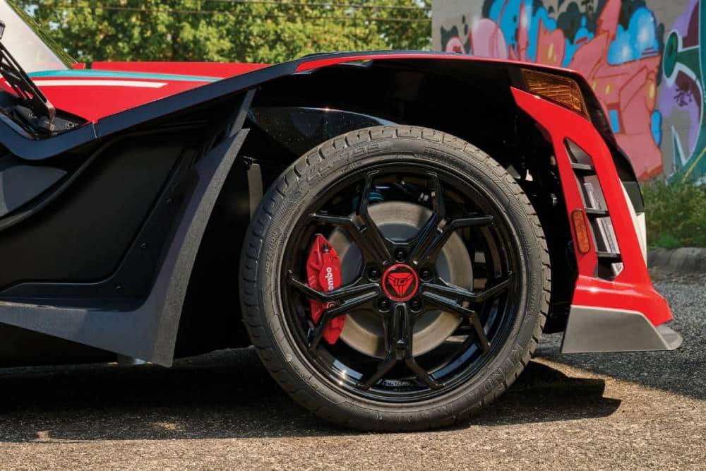 https://autogreeknews.gr/wp-content/uploads/2025/02/polaris-slingshot-10-04.jpg