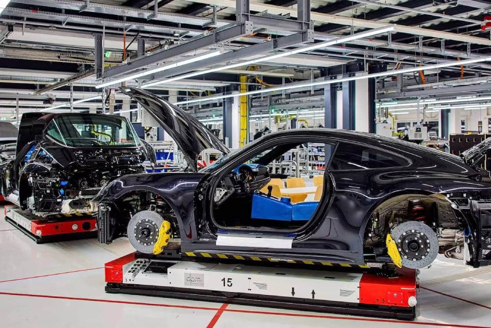 https://autogreeknews.gr/wp-content/uploads/2025/02/porsche-assembly-plant.jpg