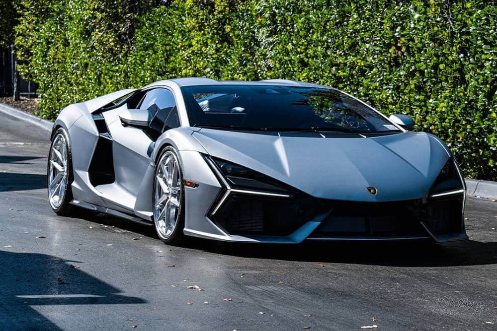 https://autogreeknews.gr/wp-content/uploads/2025/02/silver-lowered-lambo-revuelto-is-waiting-for-summe-3.jpg