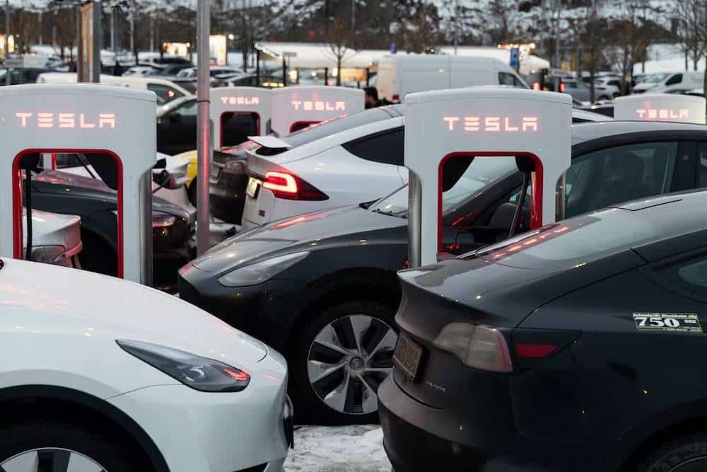 https://autogreeknews.gr/wp-content/uploads/2025/02/tesla-sales-europe.jpg