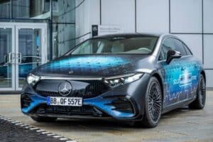 this-mercedes-benz-eqs-is-the-first-lithium-metal- (6)