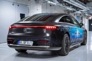 this-mercedes-benz-eqs-is-the-first-lithium-metal- (7)
