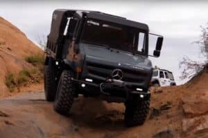 watch-385k-mercedes-benz-unimog-truck-breeze-throu (3)