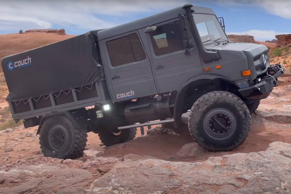 https://autogreeknews.gr/wp-content/uploads/2025/02/watch-385k-mercedes-benz-unimog-truck-breeze-throu.jpg