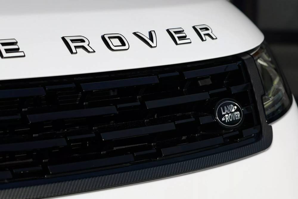 https://autogreeknews.gr/wp-content/uploads/2025/03/2025-Range-Rover-Sport-SV-Park-City-Edition-310-10-2.jpg