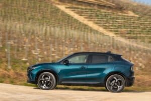 Alfa-Romeo-Junior-Ibrida-Q4-(14)