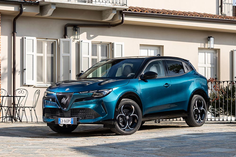 https://autogreeknews.gr/wp-content/uploads/2025/03/Alfa-Romeo-Junior-Ibrida-Q4-15.jpg
