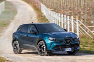 Alfa-Romeo-Junior-Ibrida-Q4-(4)