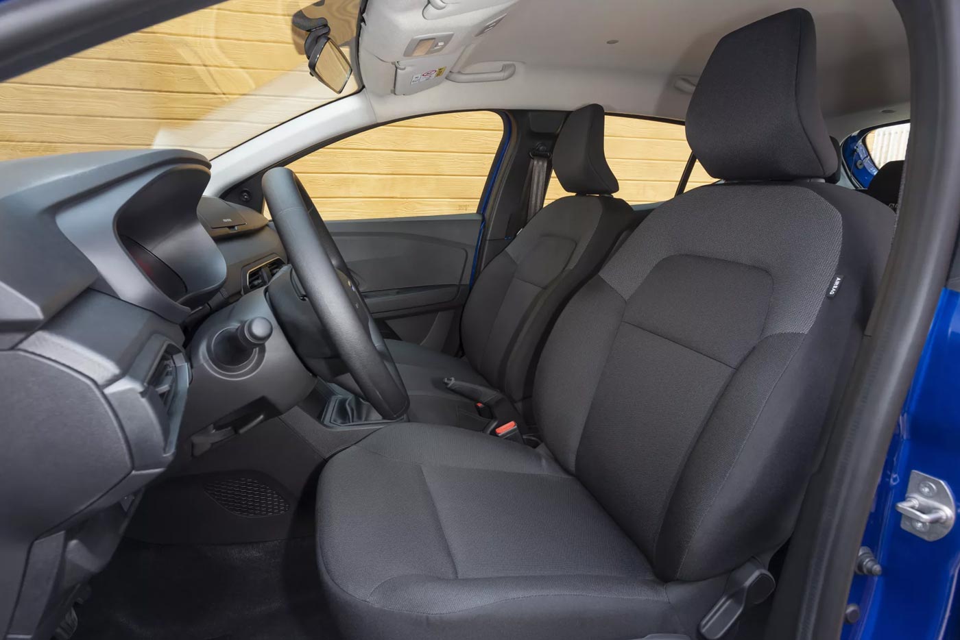https://autogreeknews.gr/wp-content/uploads/2025/03/Dacia-Sandero-front-seats.jpg