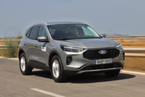 Ford-Kuga-Hybrid-kinisi