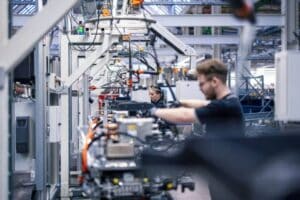 Mercedes-Benz-Robot-Factory-20-2048×1366