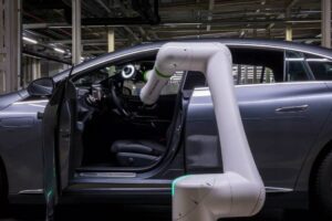 Mercedes-Benz-Robot-Factory-6-2048×1366