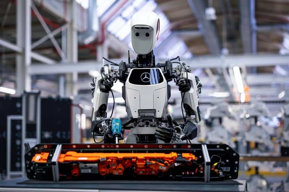 https://autogreeknews.gr/wp-content/uploads/2025/03/Mercedes-Benz-Robot-Factory-7-2048x1366-1.jpg