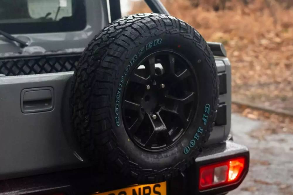 https://autogreeknews.gr/wp-content/uploads/2025/03/Suzuki-Jimny-6x4-14-2048x1366-1.jpg