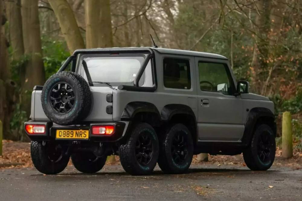 https://autogreeknews.gr/wp-content/uploads/2025/03/Suzuki-Jimny-6x4-3-2048x1229-1.jpg