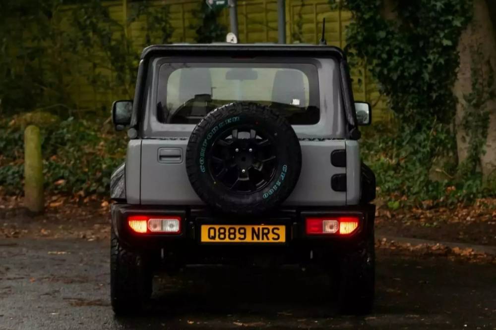 https://autogreeknews.gr/wp-content/uploads/2025/03/Suzuki-Jimny-6x4-5-2048x1230-1.jpg