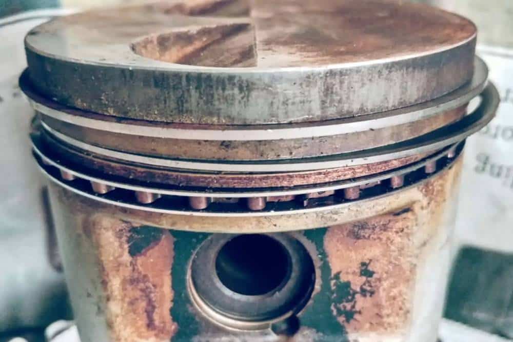 https://autogreeknews.gr/wp-content/uploads/2025/03/close-up-of-a-piston-with-piston-rings.jpg