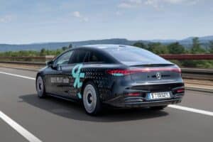 if-you-see-a-mercedes-benz-flashing-turquoise-ligh (2)