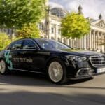 if-you-see-a-mercedes-benz-flashing-turquoise-ligh (3)